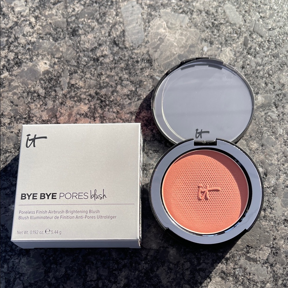 IT Cosmetics Bye Bye Pores Blush in JeNe Sais Quoi (Natural Pink) poreless